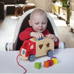 Puttekasse bil i tr med trksnor, Woet