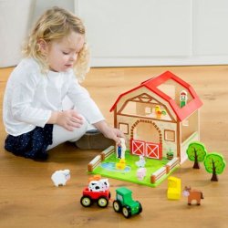 Bondegrds legehus i tr med dyr, traktor, lade, halmballer m.v.,