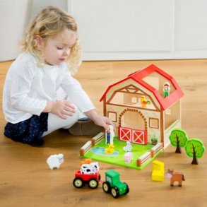 Bondegrds legehus i tr med dyr, traktor, lade, halmballer m.v.,